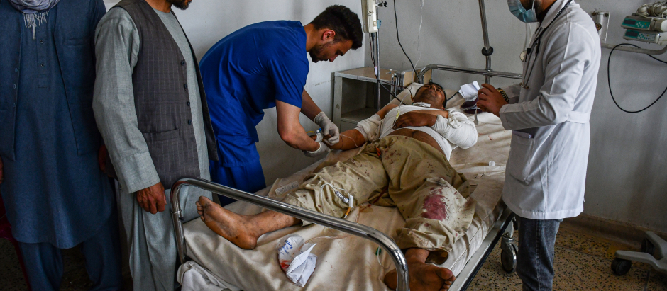 Un hombre afgano herido recibe tratamiento en un hospital después de resultar herido en la explosión de una bomba en la mezquita chiíta Seh Dokan en Mazar-i-Sharif el 21 de abril de 202