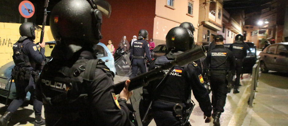 Un control policial en el "Zoco" del barrio del Príncipe, en Ceuta, en una imagen de archivo.