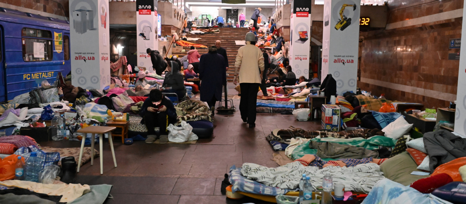 Los metros de las grandes ciudades ucranianas, como el de la imagen en Jarkóv, se han convertido en refugios para los ciudadanos