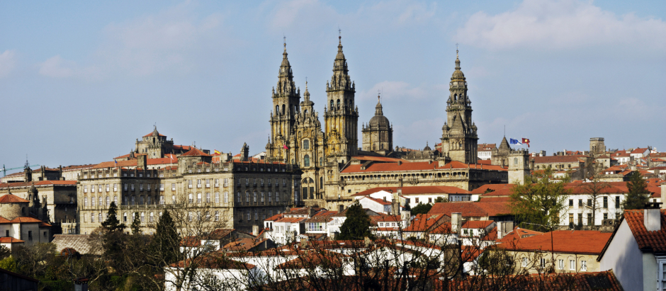 La catedral de Santiago vista desde las afueras de la capital gallega