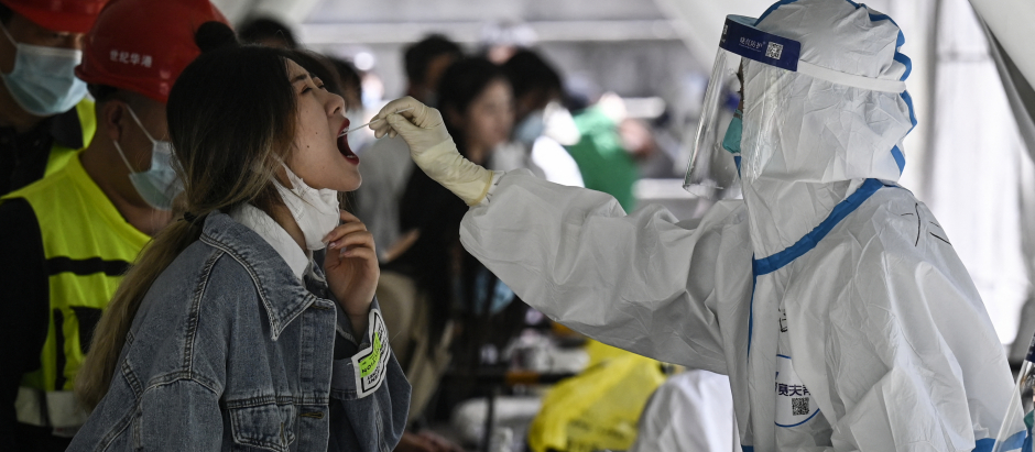 Una mujer se somete a un test covid en Pekín, este martes