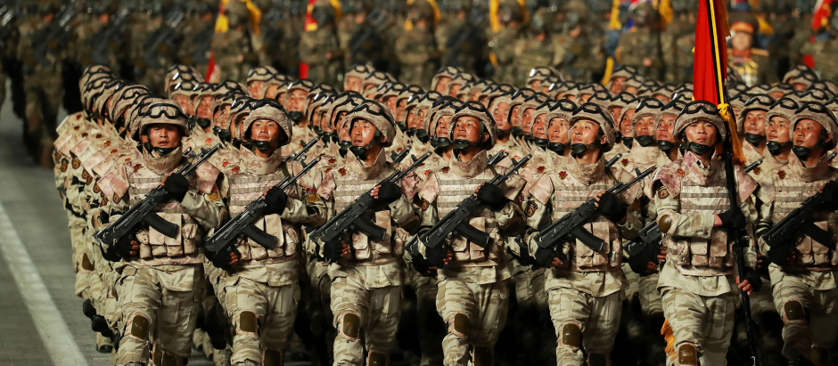 Desfile militar en Corea del Norte para conmemorar el 90º aniversario del Ejército Popular Revolucionario de Corea