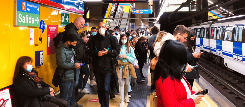 Los pasajeros se agolpan en el andén durante la huelga del transporte público