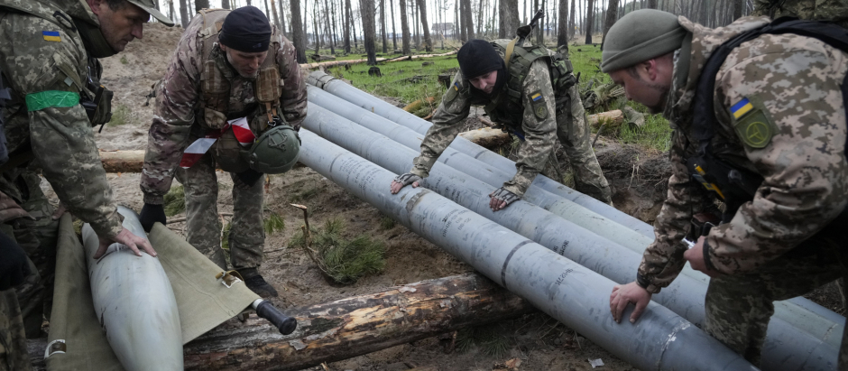Soldados ucranianos observan un misil ruso abandonado en la localidad de Berezivka, al suroeste de Ucrania
