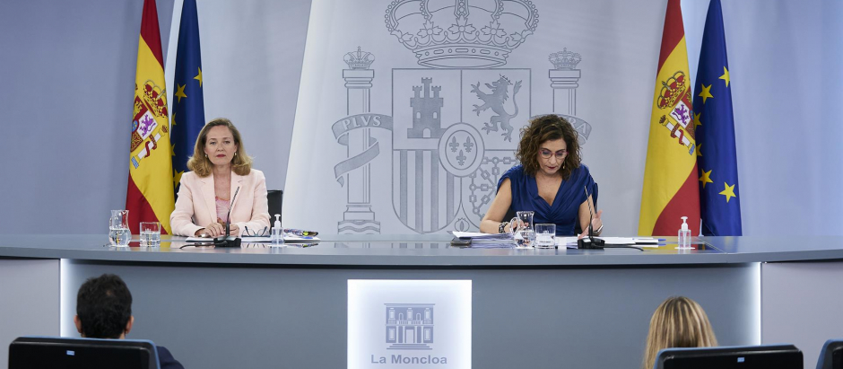La ministra de Asuntos Económicos, Nadia Calviño, junto a la de Hacienda, María Jesús Montero.