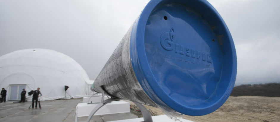 Un tubo con un letrero que dice "Gazprom" durante un trabajo de preparación
