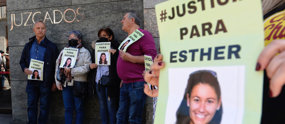 Amigos y familiares de Esther López centrados a las puertas del Juzgado de Instrucción Número 5 de Valladolid pidiendo justicia para la joven.
