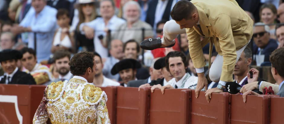 El diestro Antonio Ferrera ha brindado a su tercer toro de la tarde al futbolista Joaquín, en un mano a mano con Miguel Ángel Perera en la Plaza de La Maestranza de Sevilla, y al que ha cortado una oreja