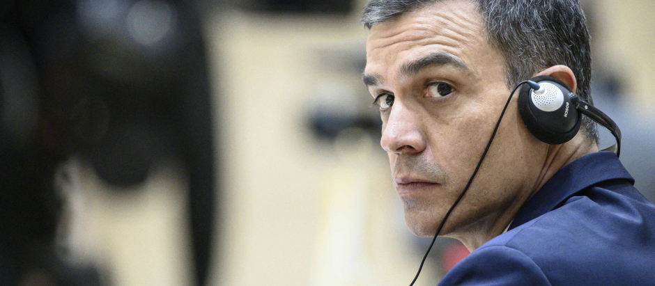 El presidente del Gobierno, Pedro Sánchez, en una imagen de archivoEn la foto: escuchando por unos auriculares