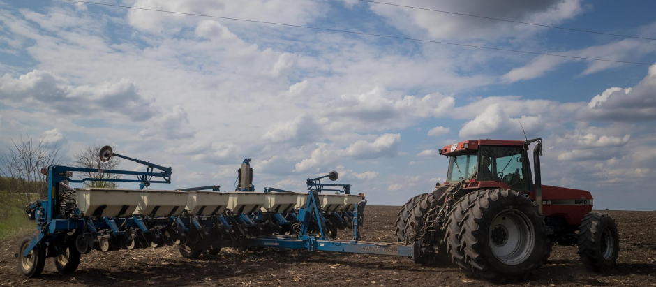 Vista de un campo de cultivo en una carretera en las inemdiaciones de Dnipro 27 de abril del 2022. Siete de cada diez hectáreas de Ucrania son parcelas agrarias, plantadas sobre todo con maíz, cereales y girasoles que sirven de alimento al mundo