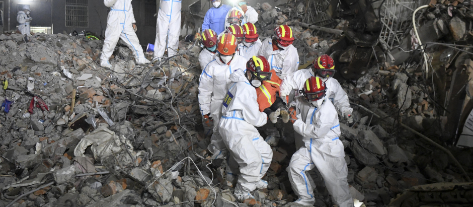 Rescatistas sacando a un sobreviviente de un edificio derrumbado de seis pisos en Changsha, provincia de Hunan