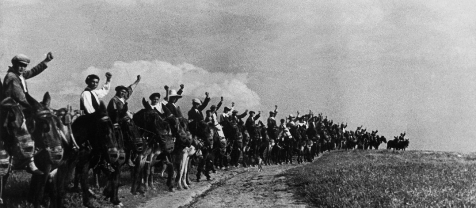 Campesinos extremeños con el puño en alto. 1936