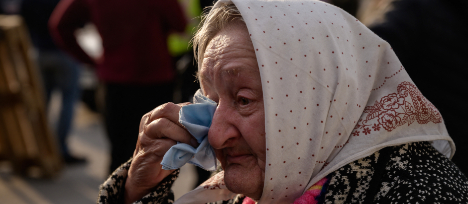 Una mujer ucraniana que huyó de Mariúpol se limpia las lágrimas con un pañuelo