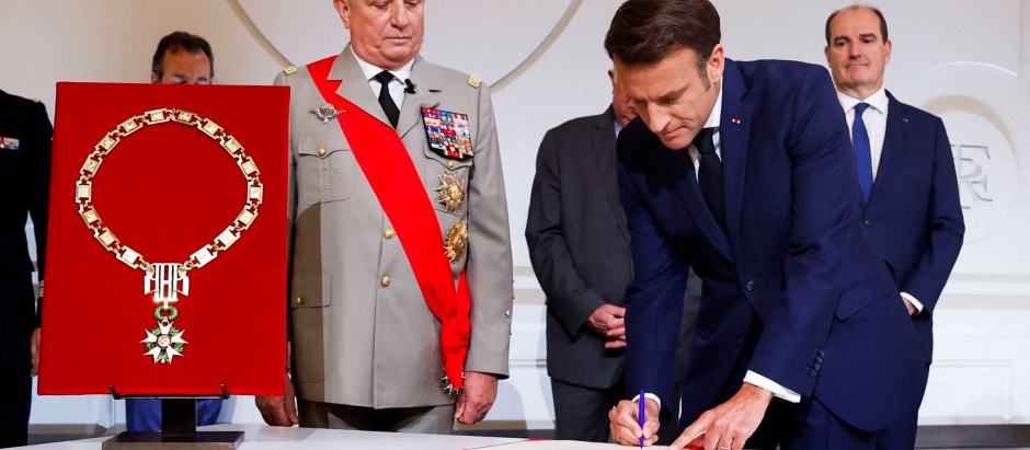 El presidente francés, Emmanuel Macron (D) durante su ceremonia de investidura en el Palacio del Elíseo