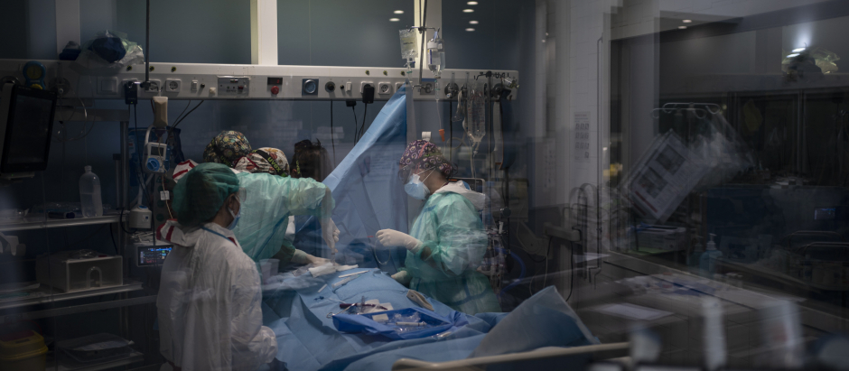 Un paciente de covid recibe tratamiento en un hospital de Barcelona