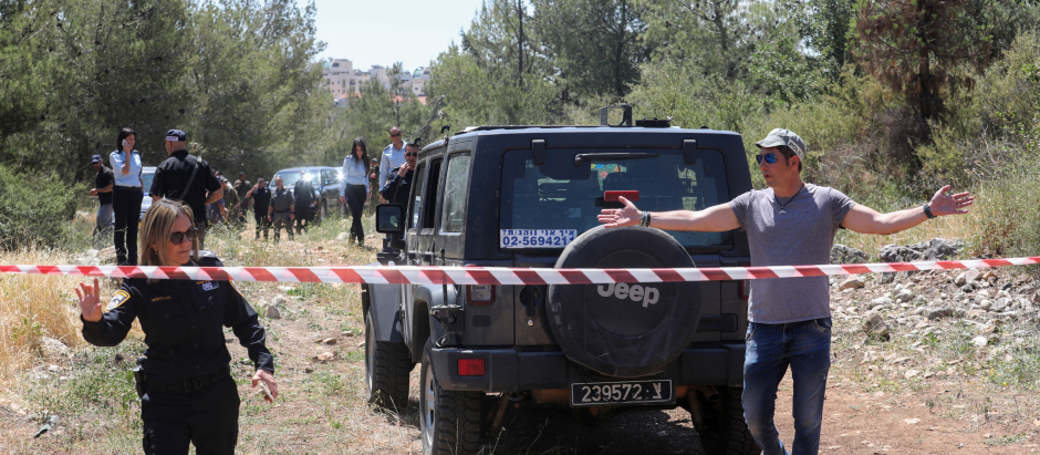 Las fuerzas de seguridad israelíes acordonan un área forestal durante una persecución cerca de la ciudad central de Elad