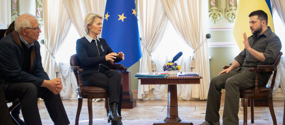 La presidenta de la Comisión Europea, Ursula von der Leyen (centro), el presidente de Ucrania, Volodymyr Zelensky (derecha), y el alto representante de la Unión Europea para Asuntos Exteriores y Política de Seguridad, Josep Borrell (izquierda), asistieron a su reunión en Kiev el 8 de abril de 2022
