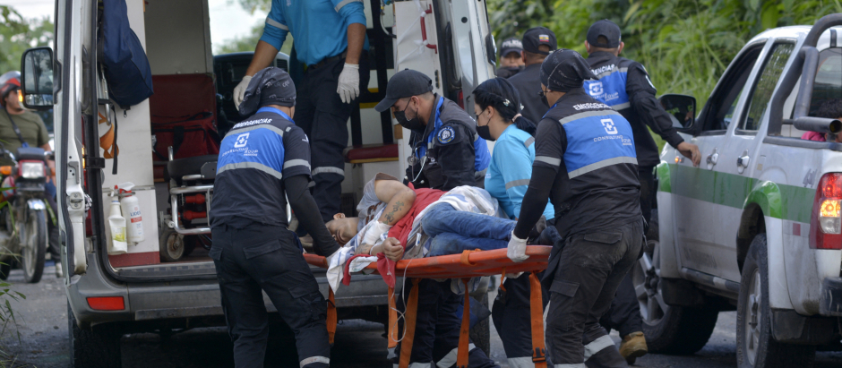 Un recluso herido es trasladado a un hospital por los servicios de emergencia de Ecuador