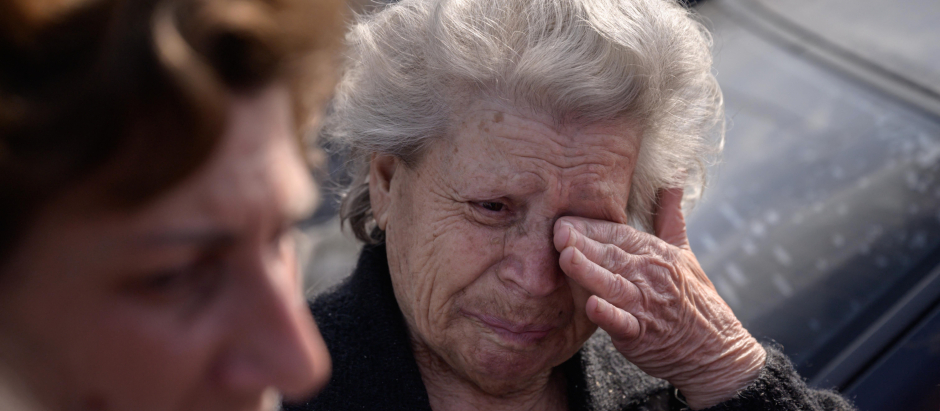 Una refugiada ucraniana se limpia las lágrimas