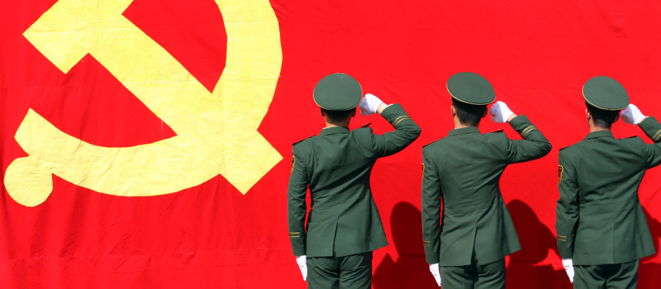 Soldados saludando la bandera comunista en China