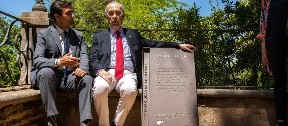 Luis Alberto de Cuenca, junto a la placa conmemorativa por su trayectoria literaria que ha descubierto en el Carmen de los Mártires en Granada