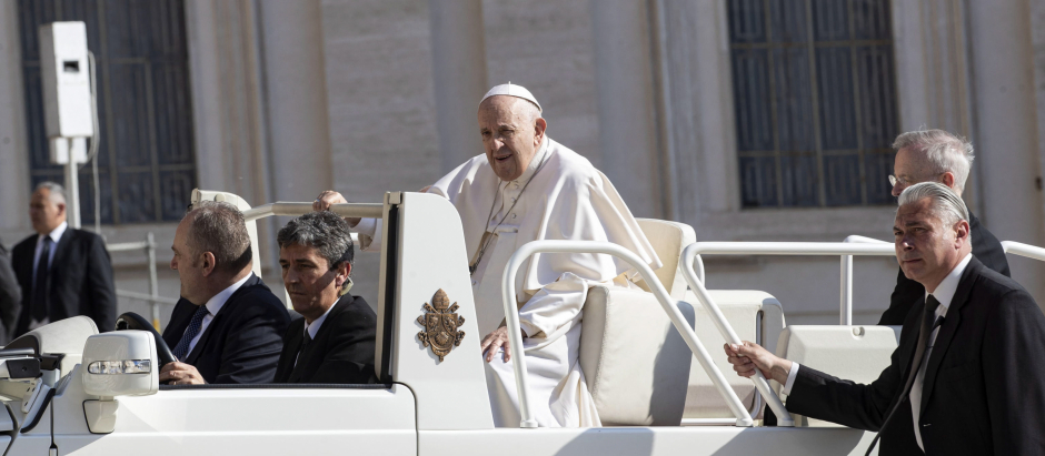 El Papa Francisco, a su llegada a la audiencia general de este miércoles
