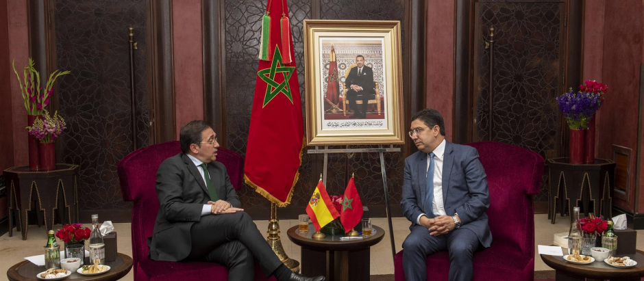 El ministro de Exteriores, José Manuel Albares, con su homólogo marroquí, Nasser Bourita en Marrakech