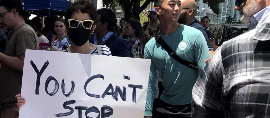 Una mujer sostiene una pancarta que dice "No puedes detener el aborto" durante un acto celebrado este martes a las afueras de la llamada Torre de la Libertad en Miami, Florida