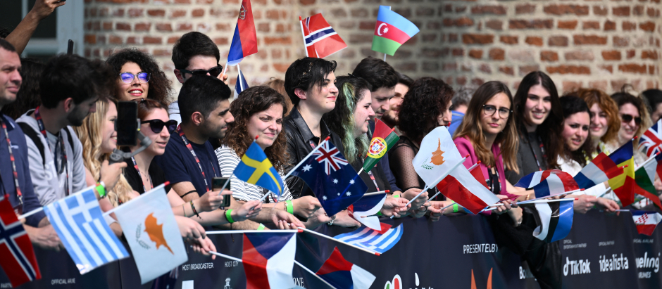 Eurofans esperando las llegadas a la alfombra roja de la ceremonia de apertura del Festival de la Canción de Eurovisión 2022