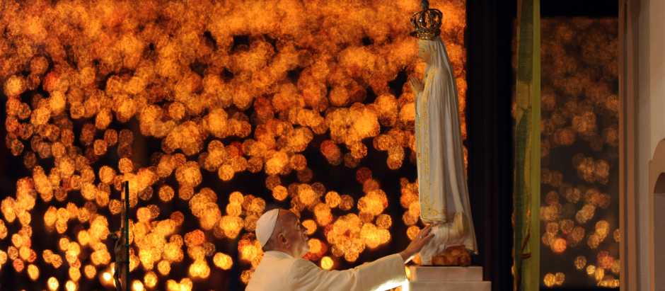 El Papa Francisco, a los pies de la Virgen de Fátima, en 2017
