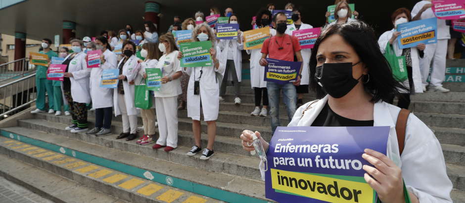 Concentración convocada este jueves por con motivo del Día Internacional de la Enfermera en el hospital de Zaragoza