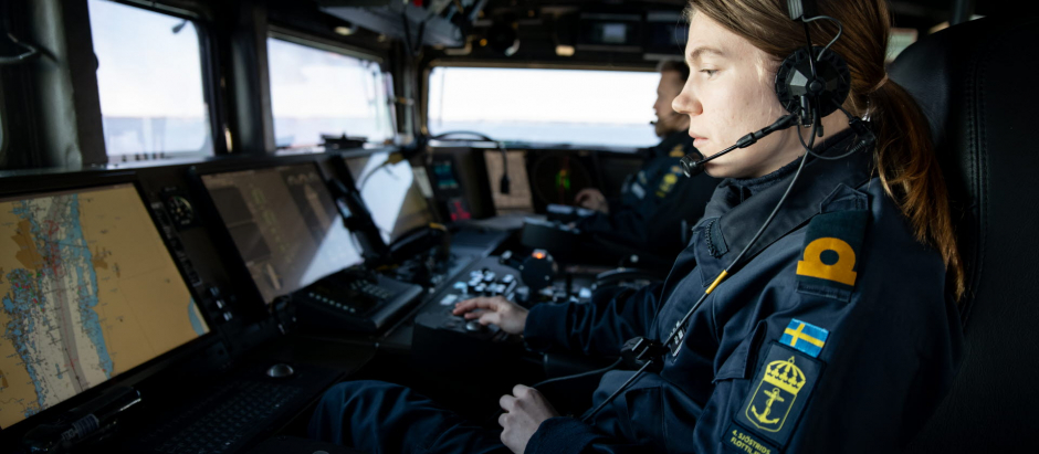 Una soldado sueca, a bordo del HMS Gävle, uno de los barcos del Ejército del país nórdico