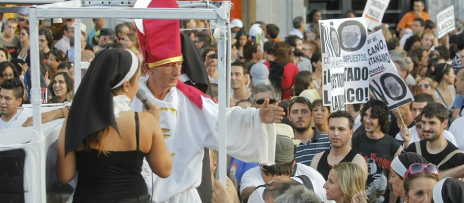 Manifestantes contra la celebración de la JMJ y la llegada del Papa Benedicto XVI a Madrid en 2011