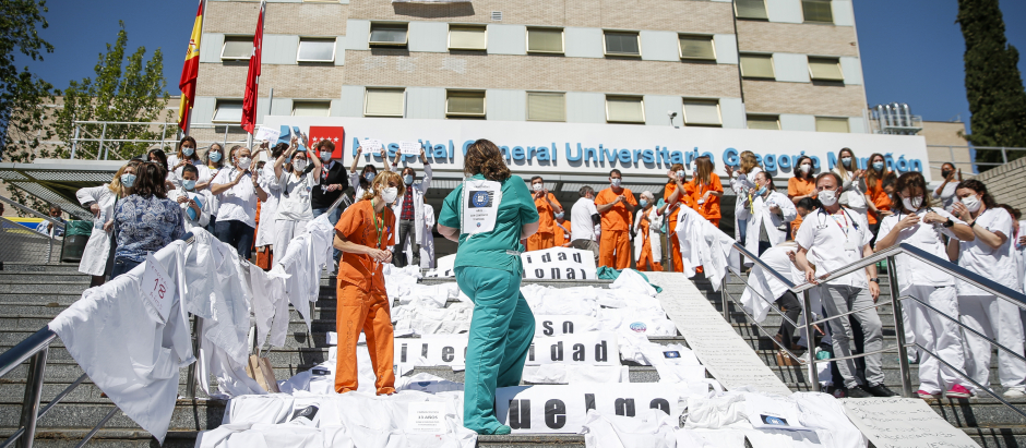Sanitarios protestan este viernes en las puertas del Hospital Gregorio Marañón de Madrid en la cuarta jornada de huelga contra la temporalidad