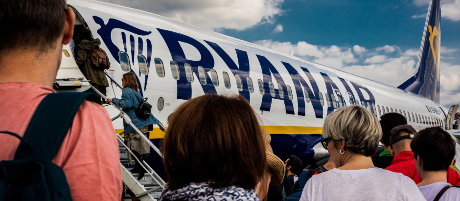 Ryanair sigue en pérdidas, pero mejora resultados