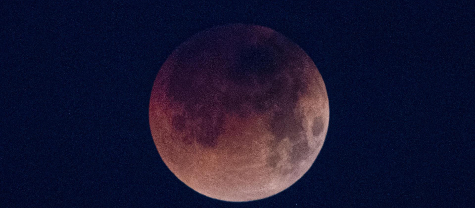 Vista de la Luna desde Andratx, Mallorca, durante el eclipse total registrado durante la madrugada de este lunes