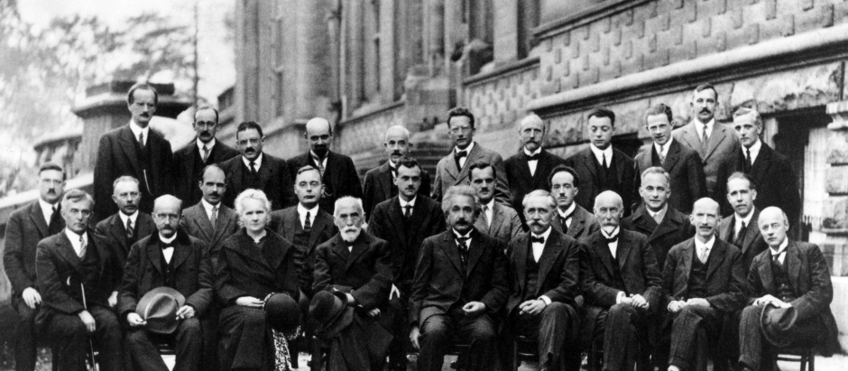 Quinto Congreso Solvay sobre mecánica cuántica, 1927. Pauli en la fila superior, cuarto comenzando por la derecha