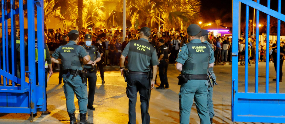 Guardias civiles en la frontera de España y Marruecos en la reapertura de la frontera de Melilla