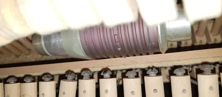 Una granada VOG-25P encontrada en el piano de una niña en Bucha.