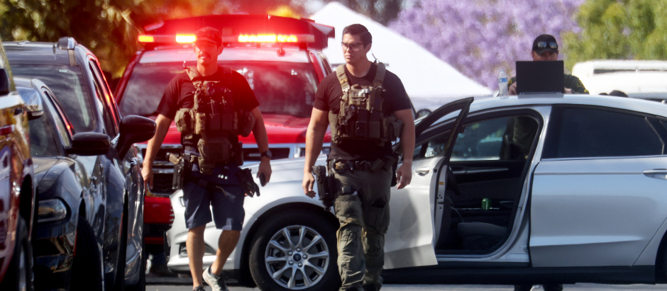 La policía investiga la escena de un tiroteo en la Iglesia Presbiteriana de Ginebra el 15 de mayo de 2022 en Laguna Woods, California