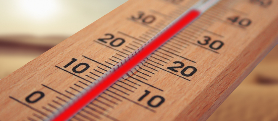Imagen de archivo de un termómetro mostrando altas temperaturas