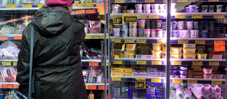 Una mujer en un supermercado en Cracovia, Polonia