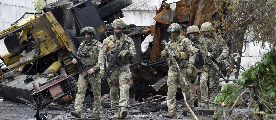 Soldados rusos patrullan en Mariúpol