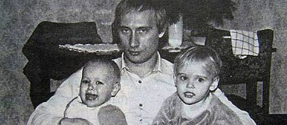 El presidente ruso, Vladimir Putin, con sus dos hijas en brazos