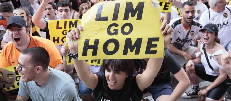 Protesta de los aficionados valencianistas contra Peter Lim
