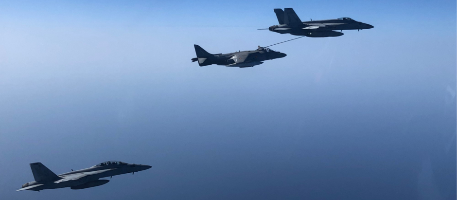 Por primera vez se ha realizado un aprovisionamiento de combustible en vuelo entre un Harrier y un F-18E SuperHornet
