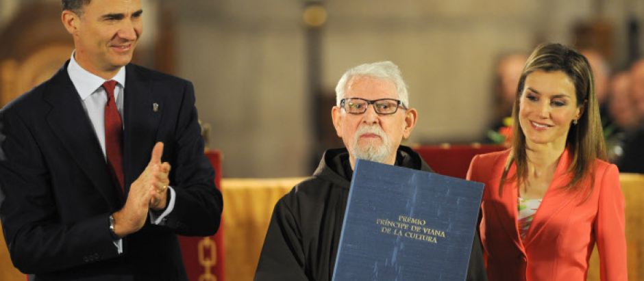 Los reyes y el historiador Tarsicio de Azcona durante la entrega de los Premios Príncipe de Viana de la cultura 2014 y homenaje a los reyes de Navarra