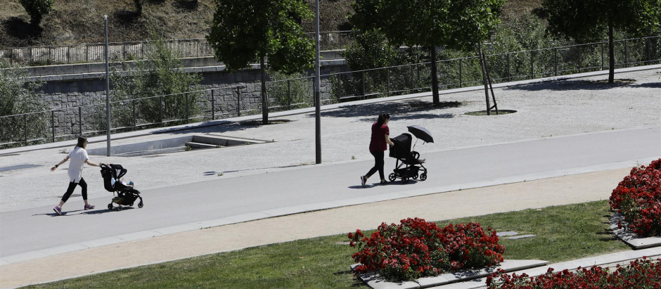Dos madres con carritos de bebé pasean en Madrid Río, a 25 de mayo de 2020