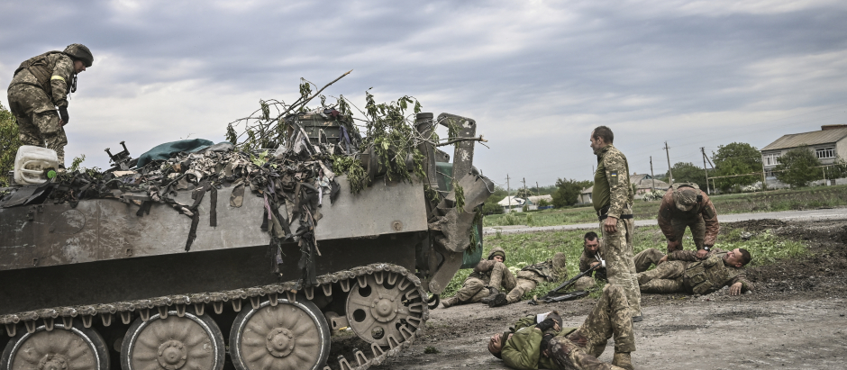 Militares ucranianos frente a un tanque