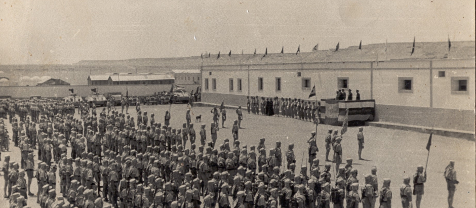 formación y desfile en el Aaiun de las tropas españolas en 1959